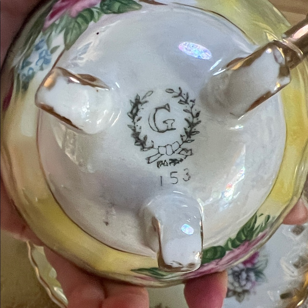 #1369* vintage England Teacup and Saucer with Gold Accents - Picture 3 of 8